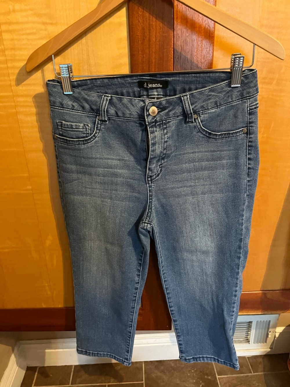 d. jeans Women's Mid Blue Cropped Stretch Denim Capri